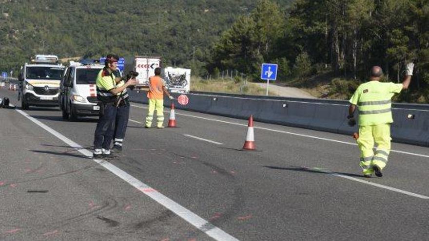 Agents dels Mossos d&#039;Esquadra treballant ahir a la tarda en el punt on va tenir lloc l&#039;accident