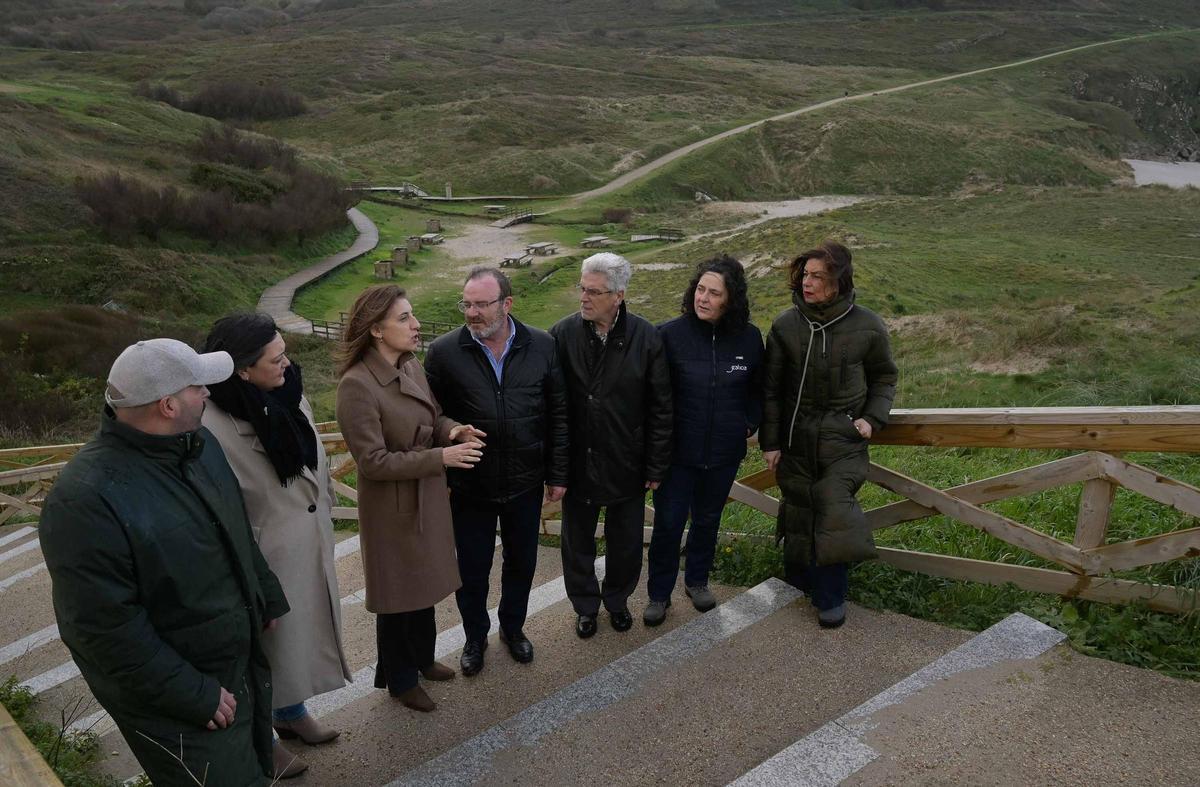 Ángeles Vázquez, 3ª pola esquerda, charla co alcalde de Malpica, Eduardo Parga, na área recreativa de Seaia.