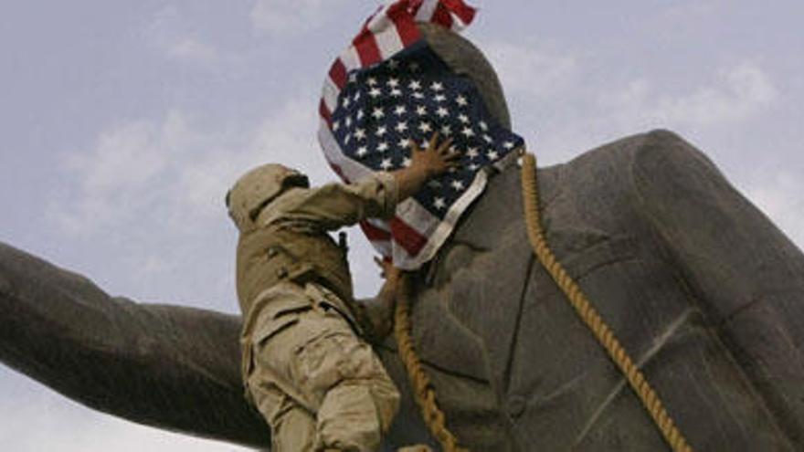La bandera de EEUU, en una estatua de Sadam Hussein.