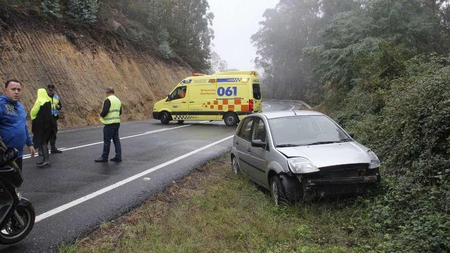 Estado en el que quedó el vehículo accidentado en la PO-313, a la altura de Fonte do cabalo, en la zona de Broullón. // Santos Álvarez