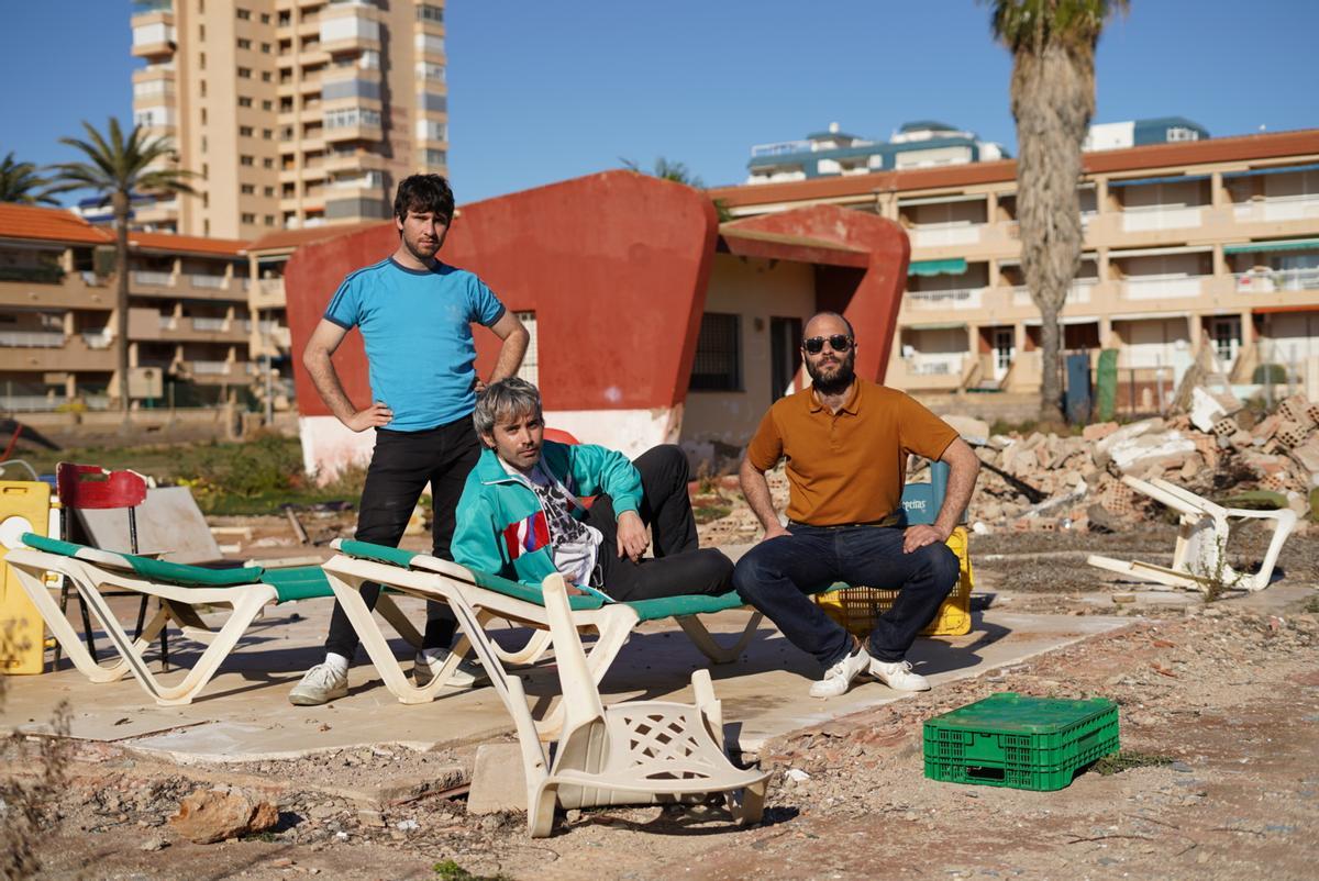 El grupo Prediñanes 77 está formado por Javier Alburquerque (voz principal y bajo), Rodrigo Rubio (guitarra y coros) y Toni Díez (batería y coros).