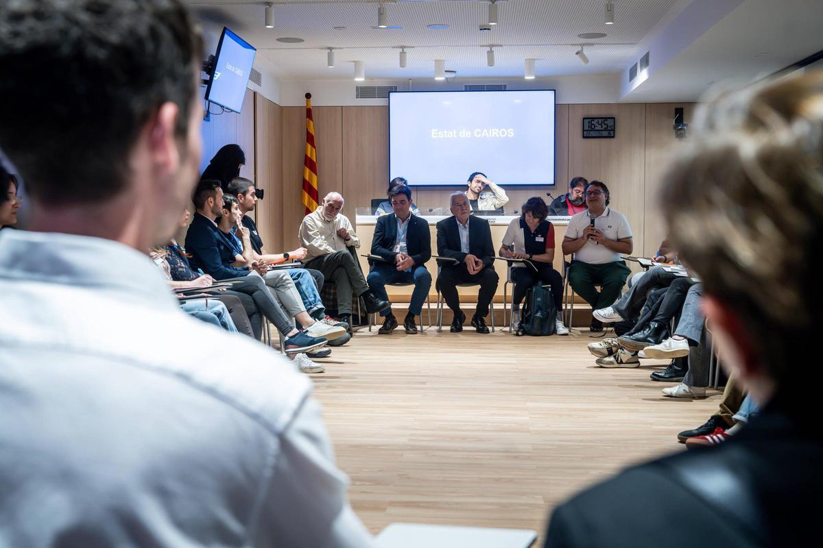 Los miembros de Cairos, Víctor Pérez, Tino Martí, Beatriz González López-Valcárcel y Vicente Ortún, este miércoles en la reunión con los jóvenes sanitarios.
