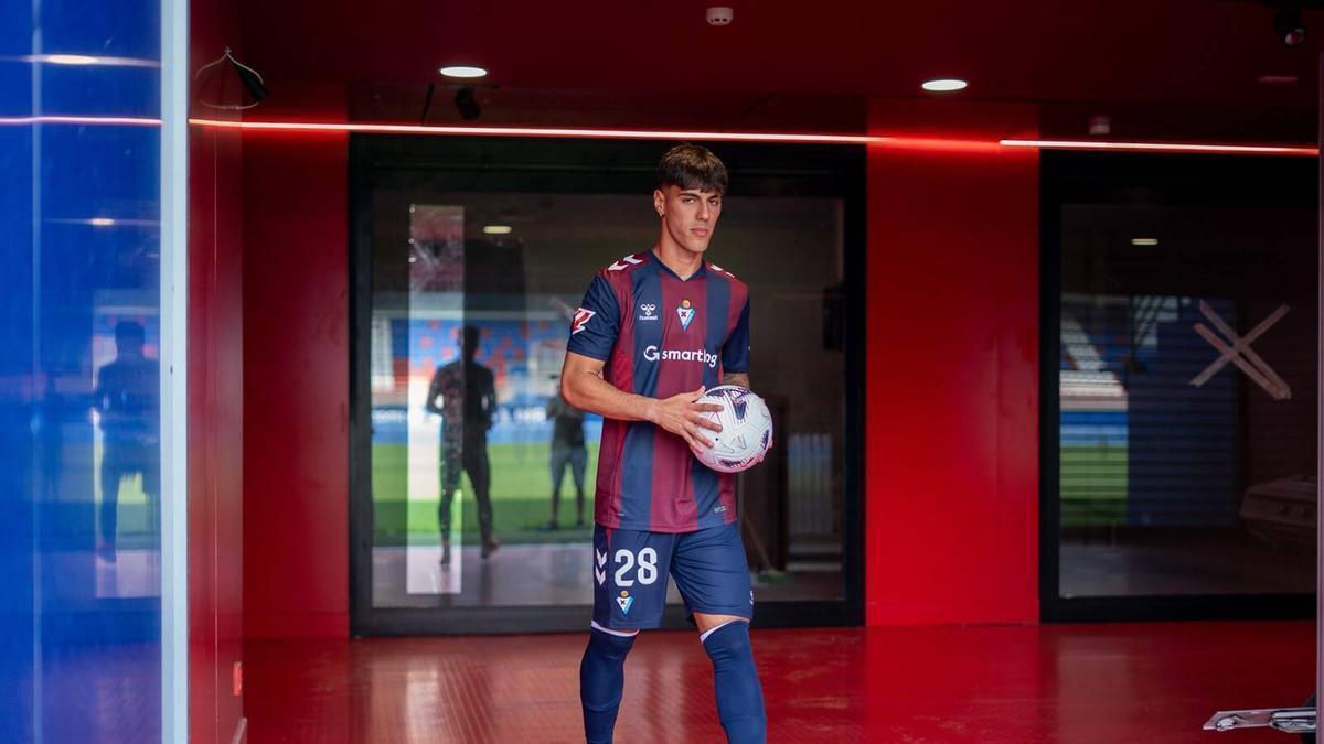 Presentación del canterano del Valencia CF Lucas Núñez como jugador del Eibar