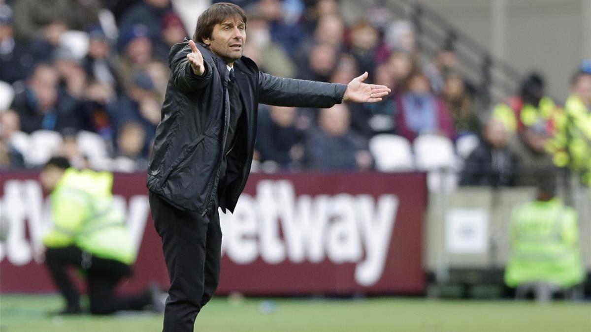 Antonio Conte, técnico del Chelsea, ante el West Ham.