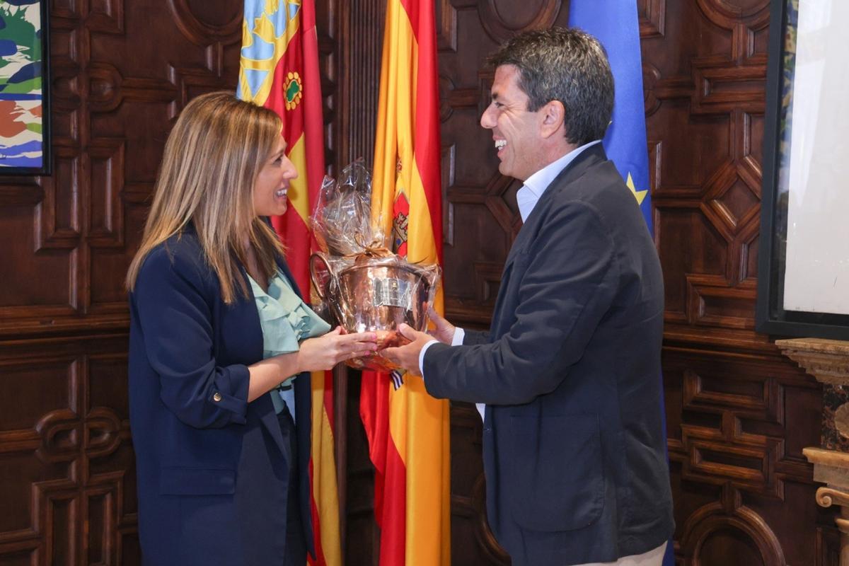 La alcaldesa le ha entregado a Mazón una caldera como símbolo de la localidad.