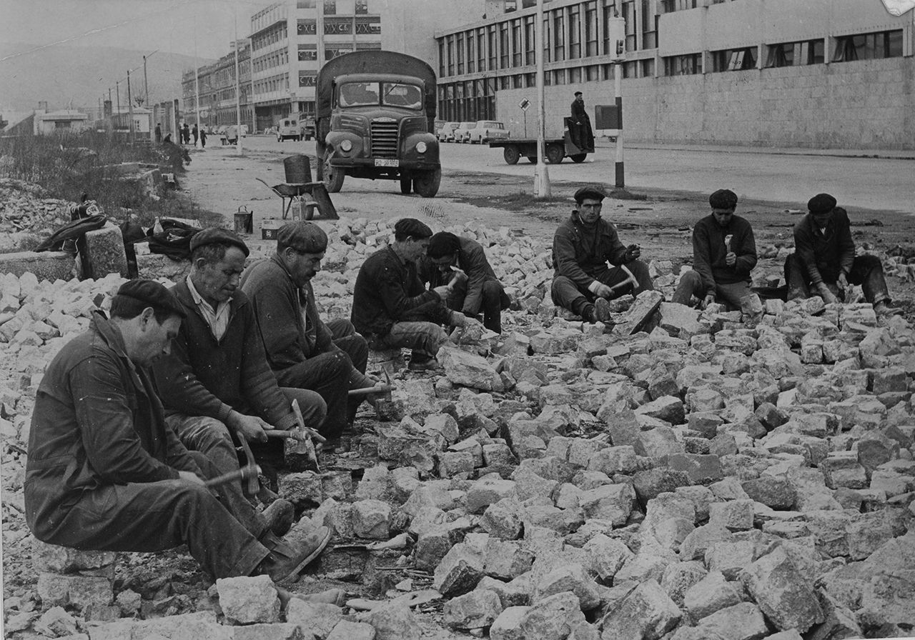 Hombres pican adoquines en Orillamar (1970)