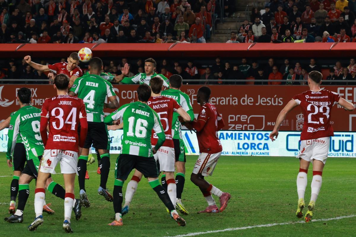 Alberto González intenta rematar un centro