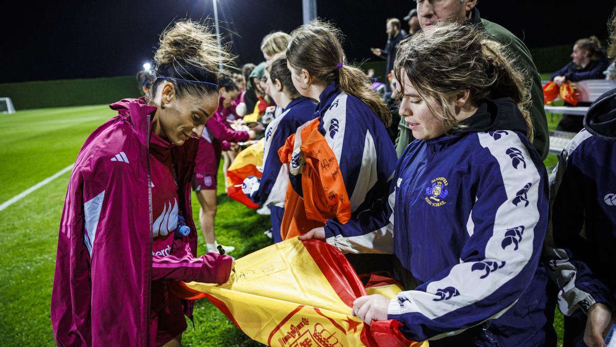 Las jugadoras de la selección española firman autógrafos después del entrenamiento en Palmerston (Nueva Zelanda).