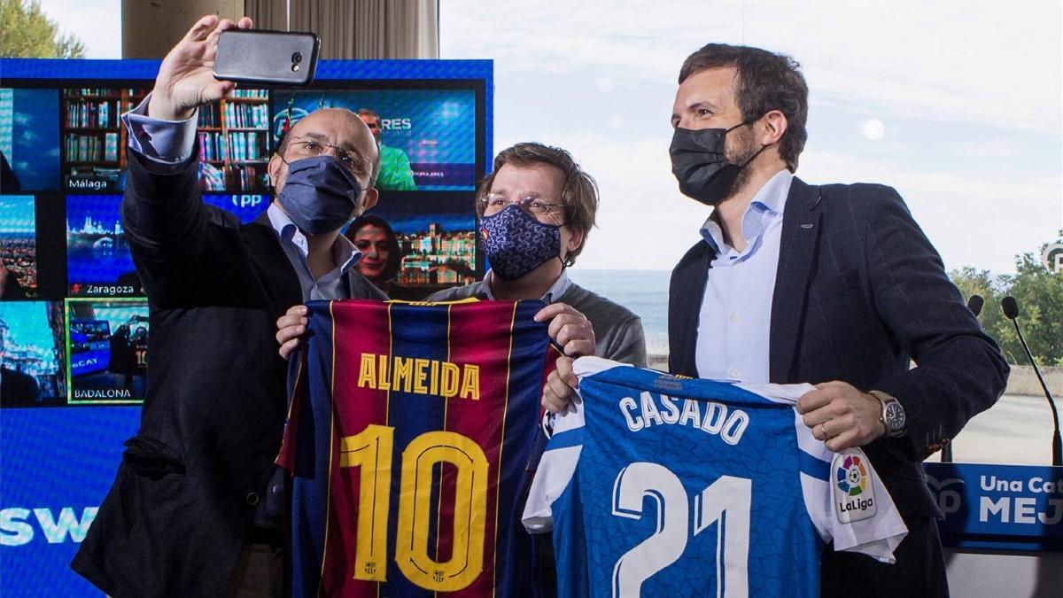 Martínez-Almeida, alcalde de Madrid, posa con una camiseta del Barça