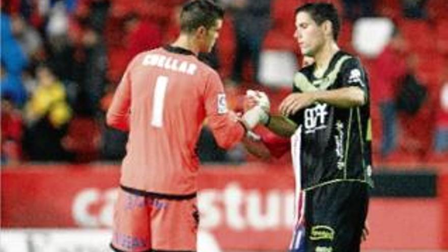 El central asturià Jorge García saluda a Cuéllar, l&#039;home que va impedir la victòria del Llagostera.