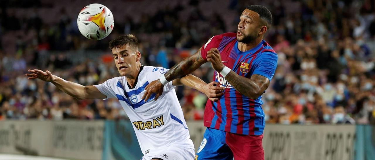 Pere Pons pugna amb Memphis Depay en un Barça-Alabès al Camp Nou.
