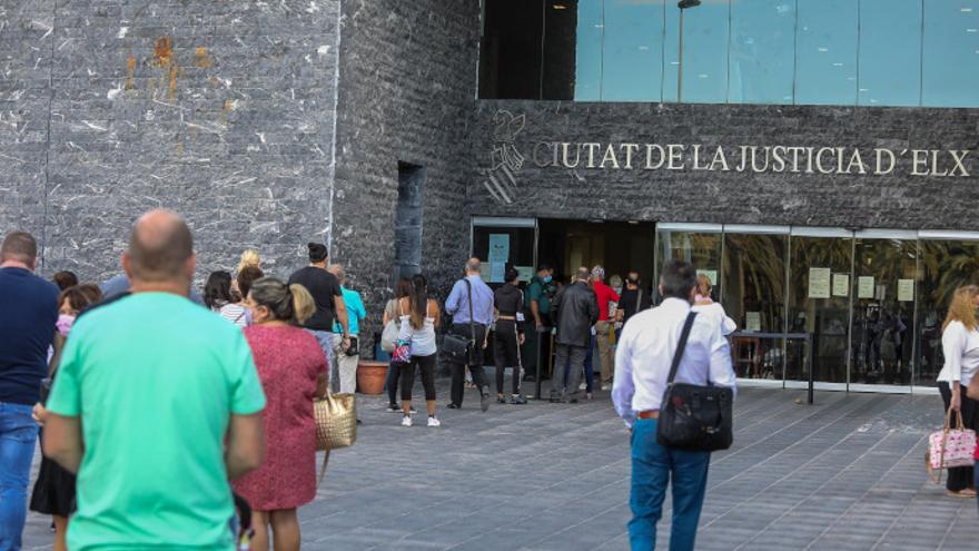 El público espera a ser atendido a las puertas de la Ciudad de la Justicia de Elche, en vez de amontonarse en el interior del edificio.