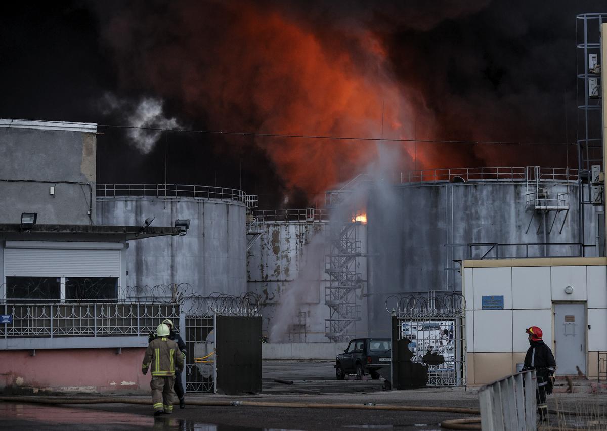 Bomberos trabajan en la extinción del fuego en las instalaciones de una refinería de petróleo este domingo, en Odesa.