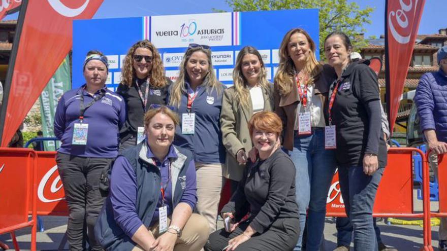 Por la izquierda, Yolanda González, Ana González, Elaine Silveira, Olaya Gómez, Cristina Mendo y Cristina Serrador. Agachadas, Emma Fernández y Mónica Guajardo, en Benia de Onís. | ROBERTO MENÉNDEZ