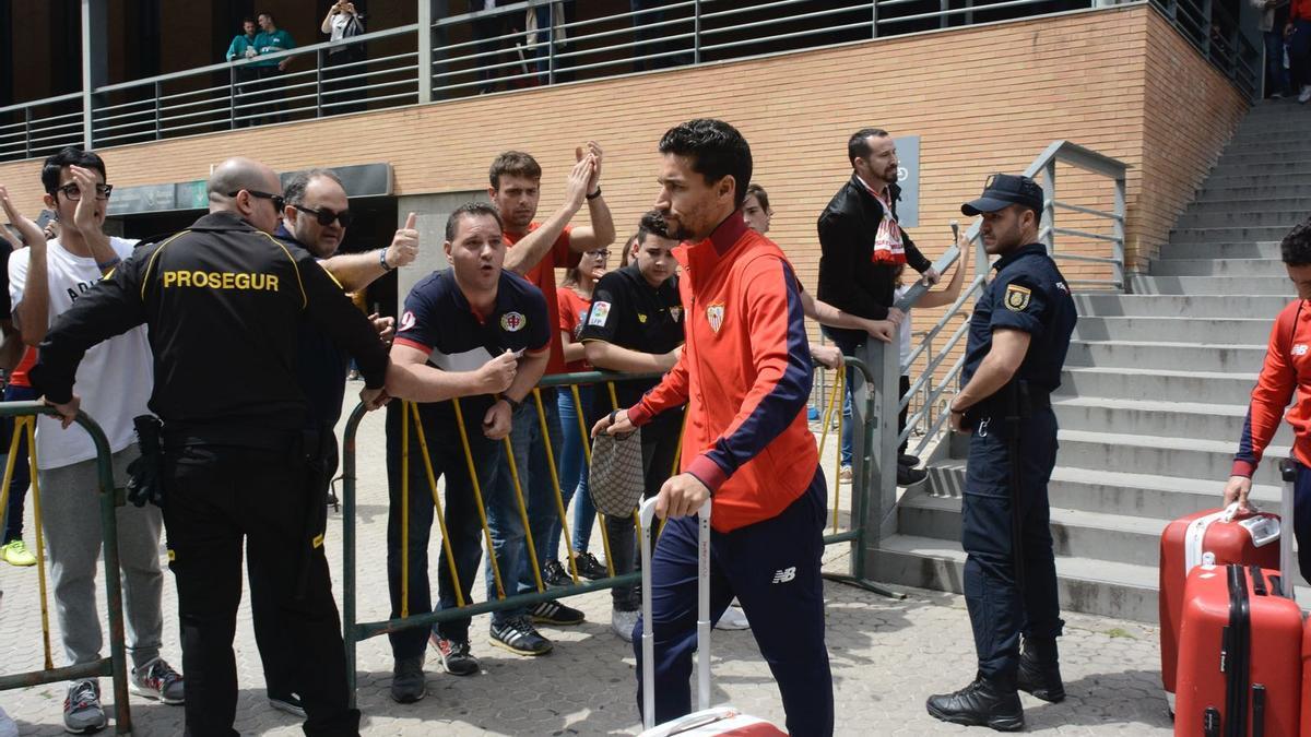 Llegada de los jugadores del Sevilla a la estación de Santa Justa. / Vídeo y fotos: Manuel Gómez