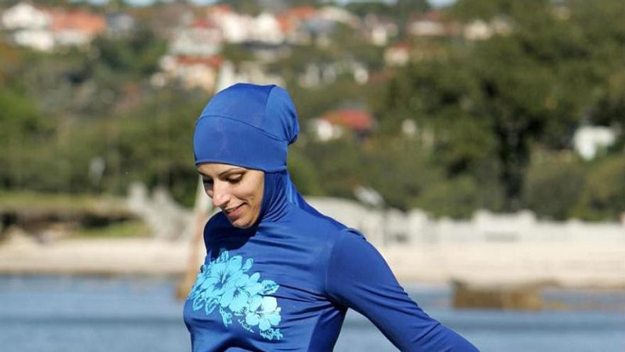 Una joven con un burkini en la playa. // FdV