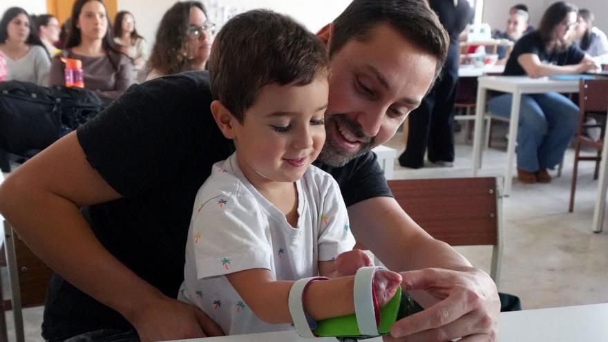 Mael, el niño gijonés de 3 años al que tuvieron que amputarle en junio las manos y las piernas, se queda sin un auxiliar en el colegio por falta de ayuda