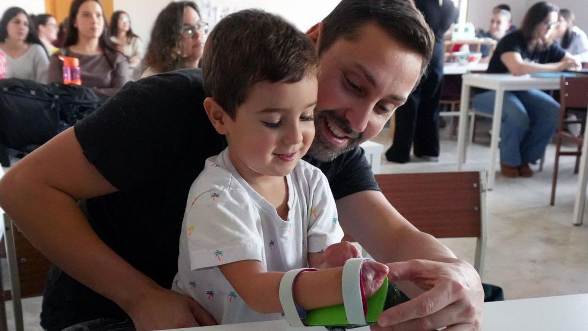 Mael junto a su padre, Pablo Aldecoa. |