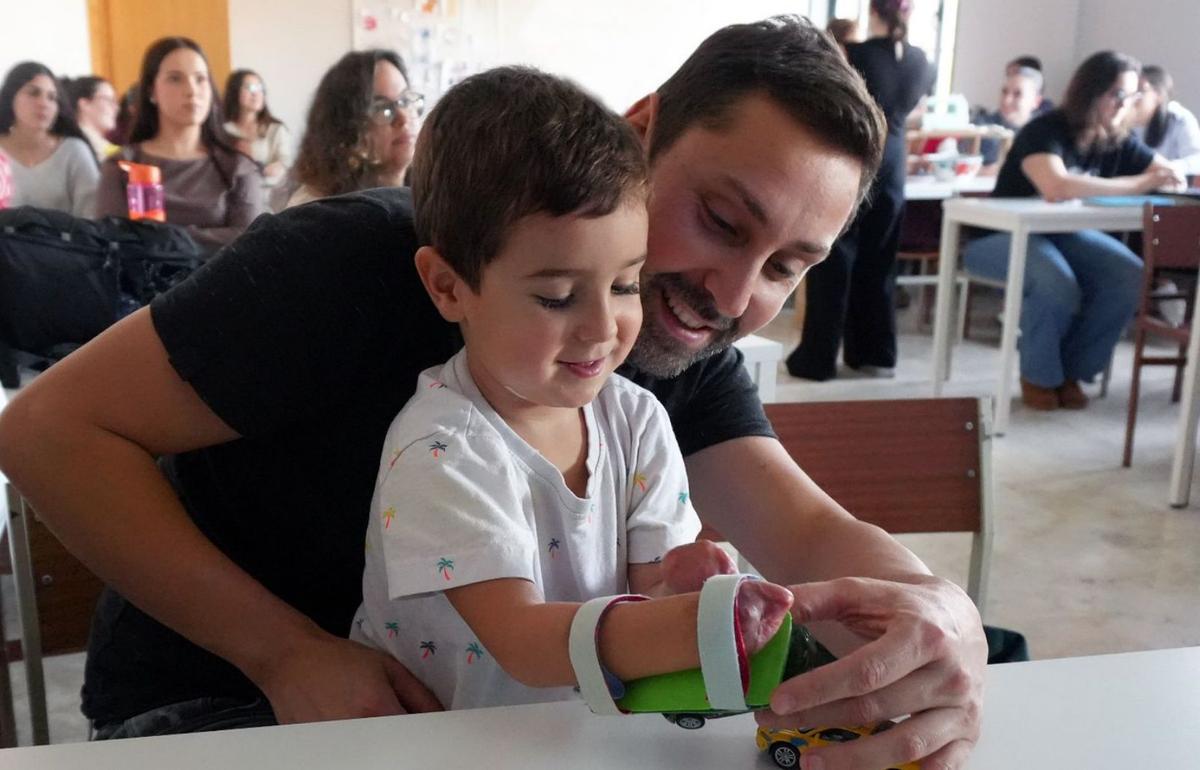 Mael Aldecoa, el pequeño gijonés que perdió las extremidades por una infección vuelve a caminar con unas "piernas de robot"
