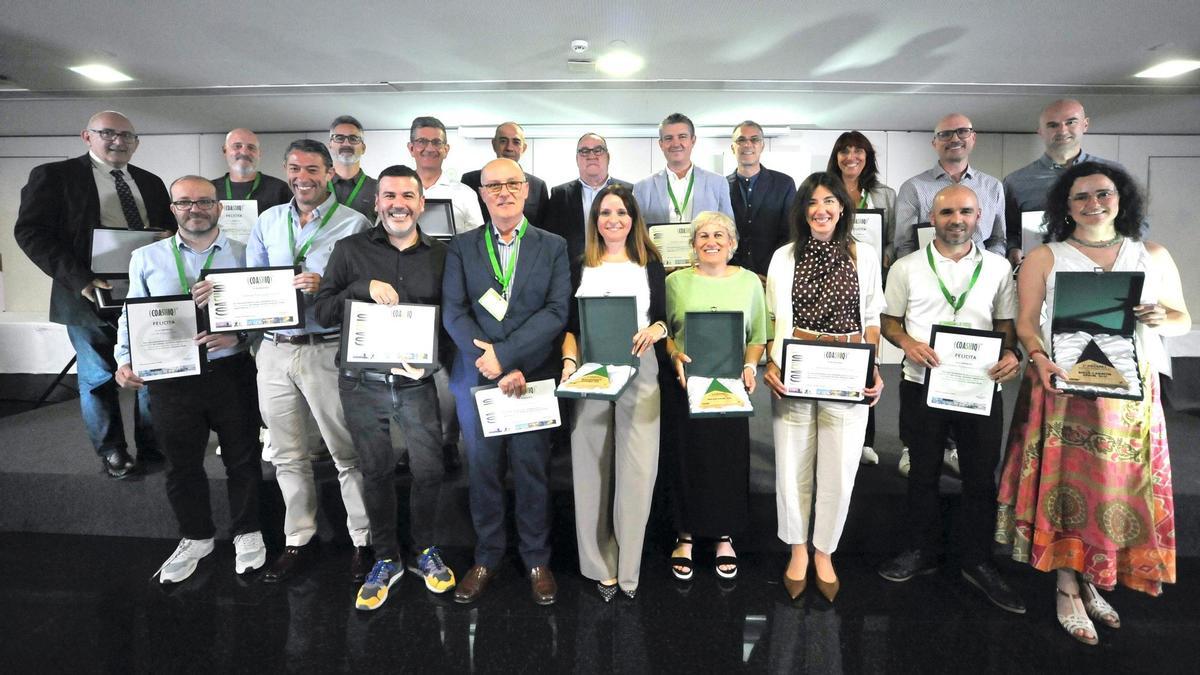 Foto de familia de los galardonados en los premios COASHIQ 2026.