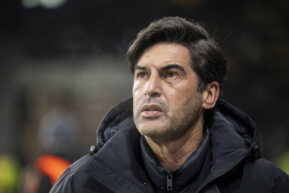BERN (Switzerland), 22/01/2026.- Lyon's head coach Paulo Fonseca looks on ahead of the UEFA Europa League soccer match between BSC Young Boys and Olympique Lyonnais in Bern, Switzerland, 22 January 2026. (Suiza) EFE/EPA/ALESSANDRO DELLA VALLE