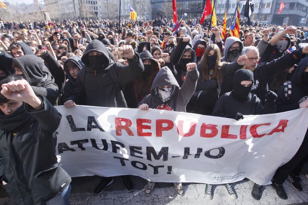 Els manifestants davant la seu de la Subdelegació del Govern espanyol