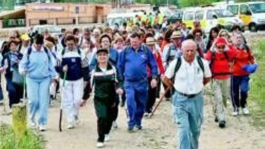 130 mayores participan en una marcha a pie a Bótoa