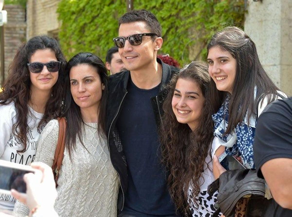 Álex González posa con sus fans en Granada