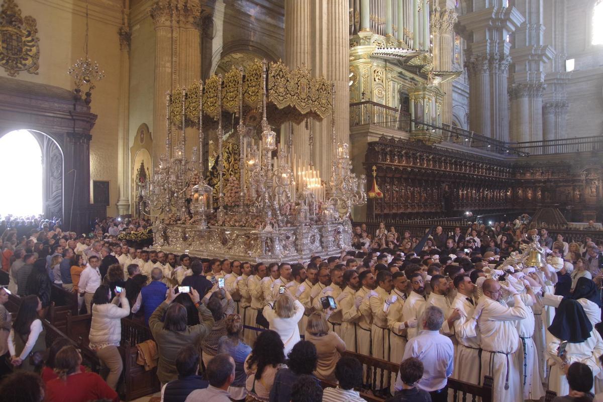 Lágrimas y Favores, en el interior de la Catedral de Málaga, recorre el crucero.