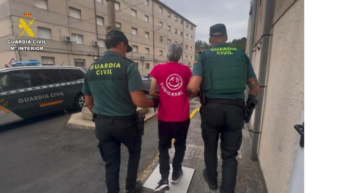 El detenido, conducido por la Guardia Civil.