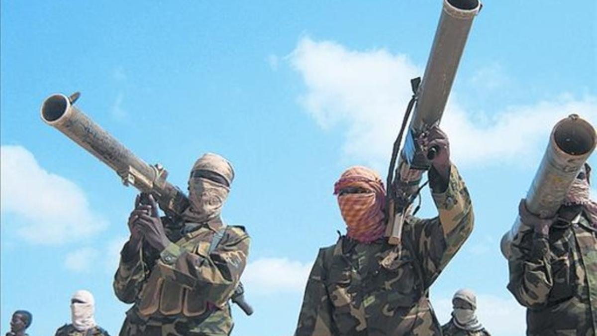 Combatientes somalís de Al-Shabab armados, en una imagen de archivo.