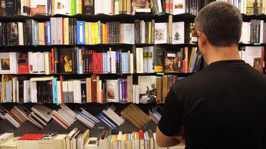 Un cliente en la Librería Luces de la Alameda principal.