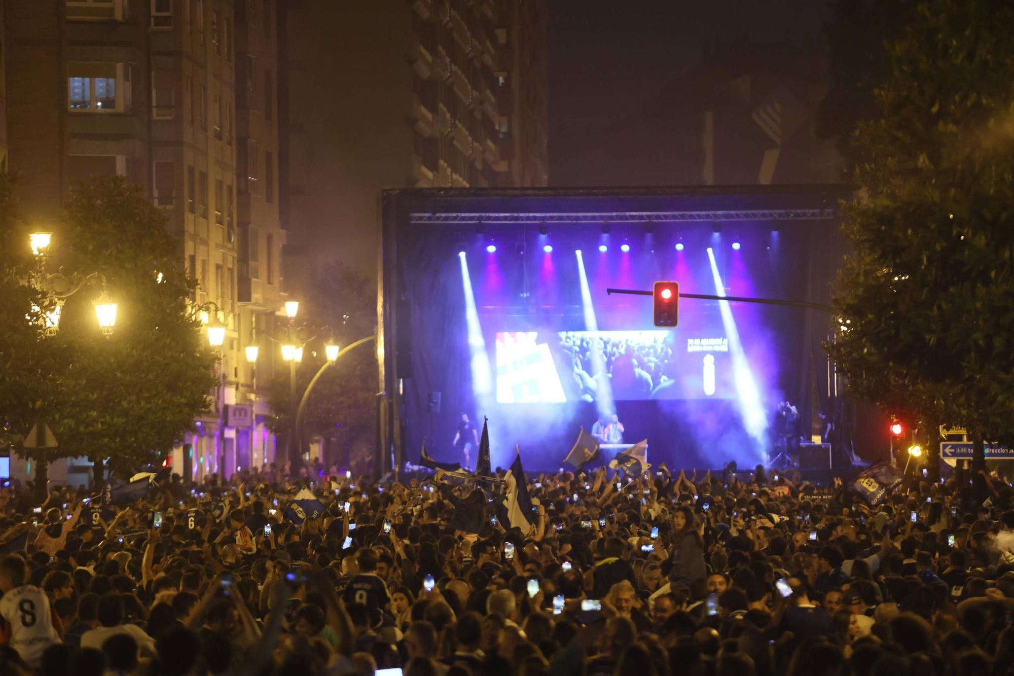 EN IMÁGENES | Así se celebró el ascenso del Oviedo a Primera: la afición estalla en una noche histórica