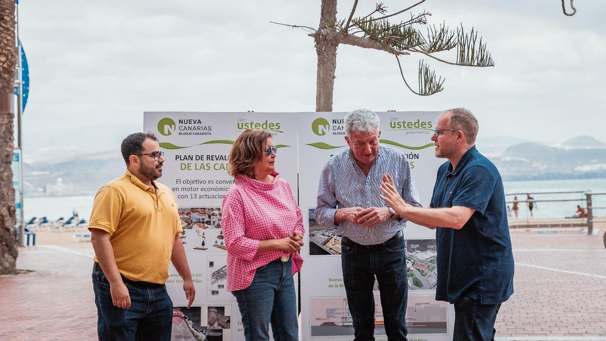 Imagen de la presentación de este sábado llevada a cabo por Pedro Quevedo, de Nueva Canarias, en la playa de Las Canteras.