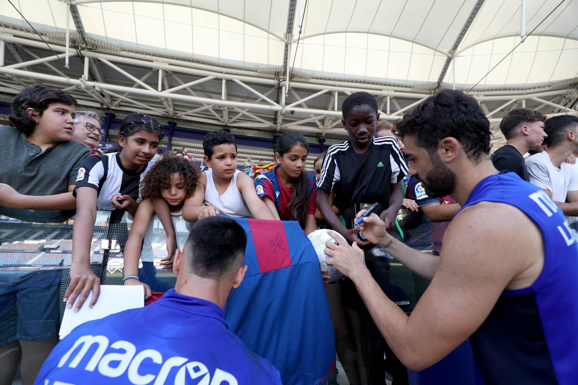 Ambiente de Primera en el entrenamiento a puertas abiertas