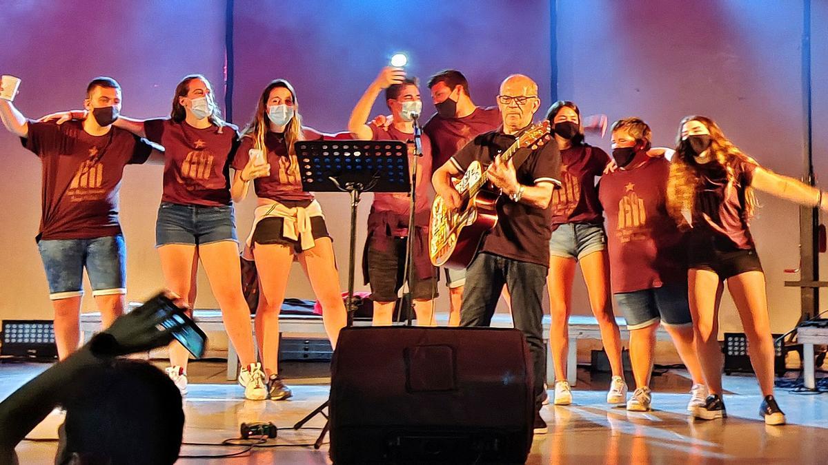 Una representació del Grup de Joves Santfelius, acompanyant Miquel del Roig en el seu concert de la Festa Major de Viladamat, aquest mateix agost