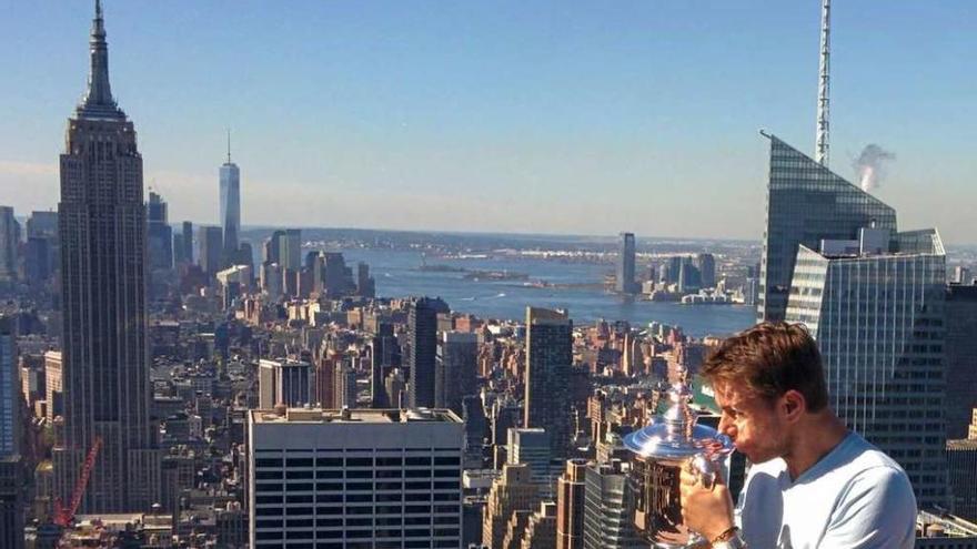 Wawrinka muestra el trofeo de ganador del US Open en Manhattan. // Efe