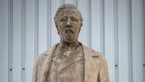 Barcelona 29 01 2021 Barcelona  La estatua de Antonio Lopez  Marques de Comillas  que esta en los almacenes municipales desde que fue retirada  La han puesto en compania del monumento a la Victoria AUTOR  Manu Mitru