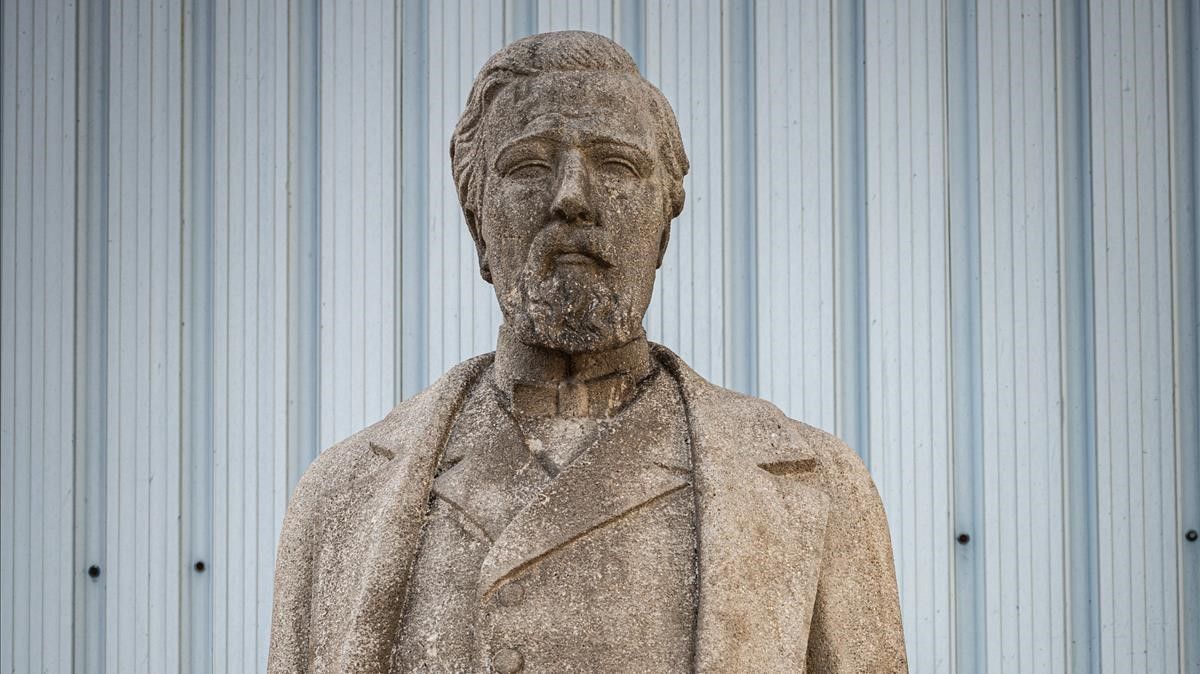 Barcelona 29 01 2021 Barcelona  La estatua de Antonio Lopez  Marques de Comillas  que esta en los almacenes municipales desde que fue retirada  La han puesto en compania del monumento a la Victoria AUTOR  Manu Mitru