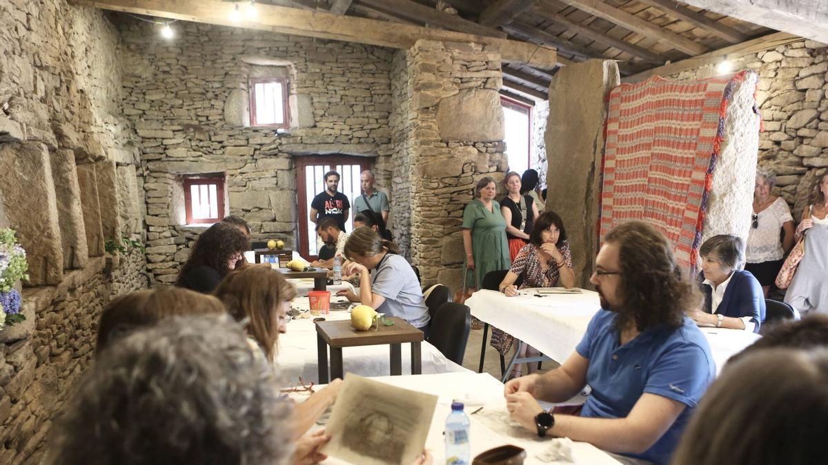 Participantes del taller de pintura con carboncillo en la jornada Vida Contralume de Agolada.