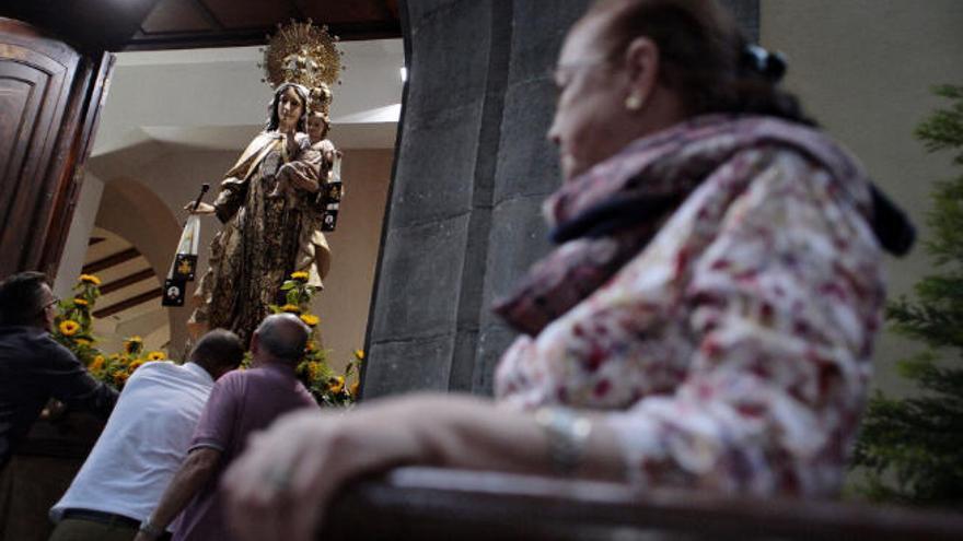 Detalle de la procesión de la Virgen del Carmen, que ayer salió de la iglesia de Santo Domingo de Guzmán.
