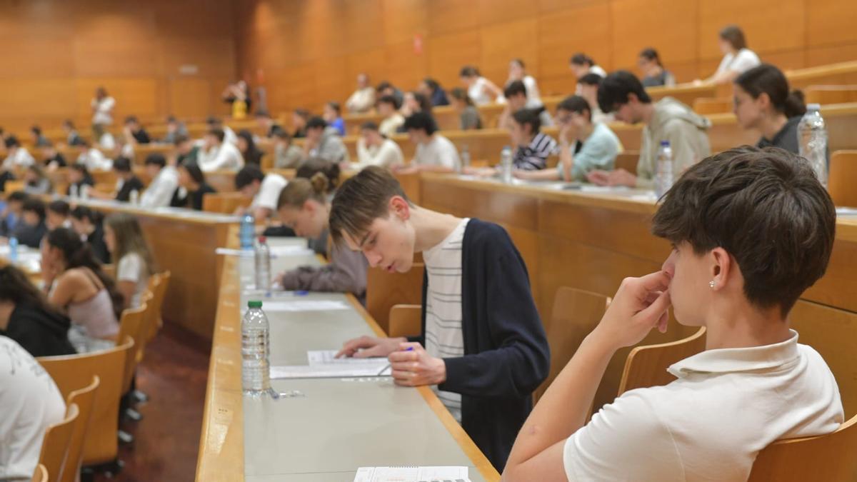 Estudiantes en la Facultade de Filoloxía de la UDC este martes