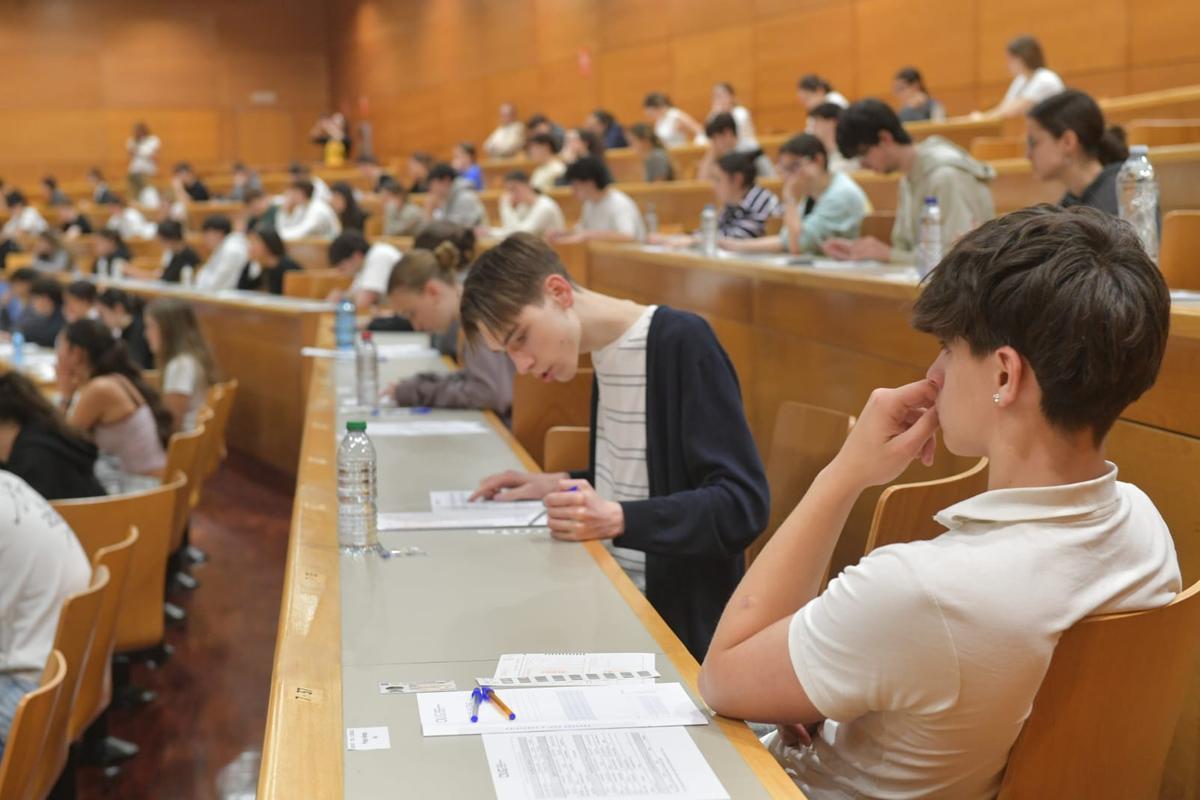 Estudiantes en la Facultade de Filoloxía de la UDC este martes