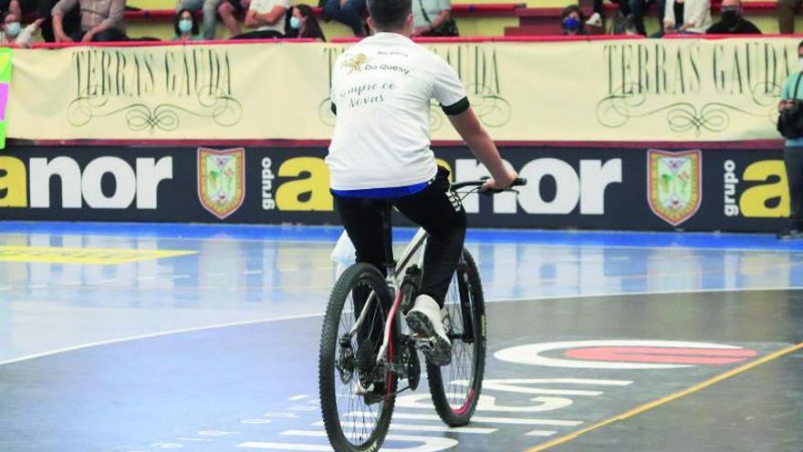 Bocadillos en bicicleta para los espectadores del sofá, en el pabellón de O Rosal.