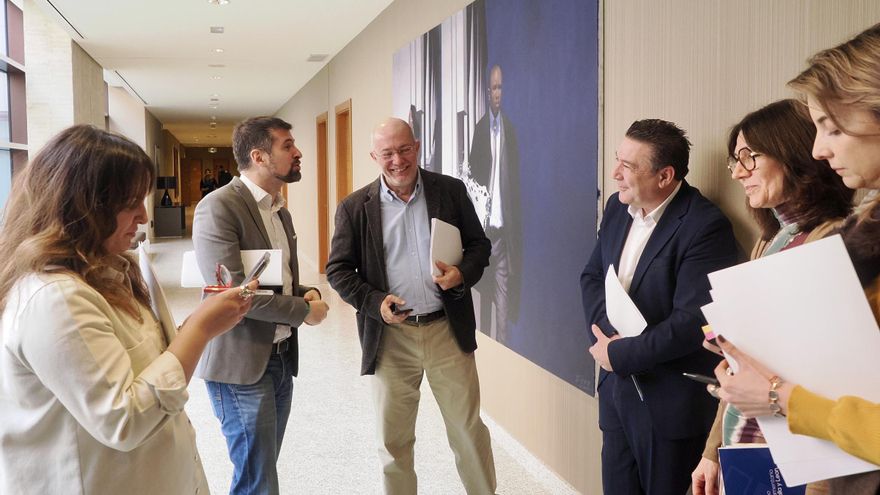 Igea, expulsado de la Comisión de Sanidad por portar un cartel con declaraciones de Tamames