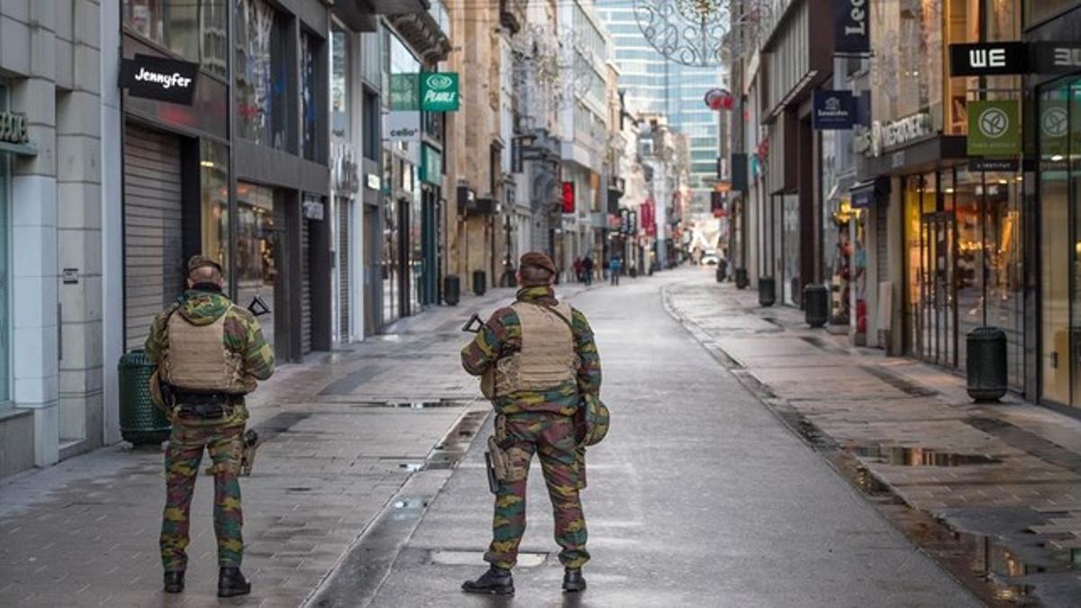 Soldados belgas patrullan en la Rue Neuve, la principal arteria comercial de Bruselas.