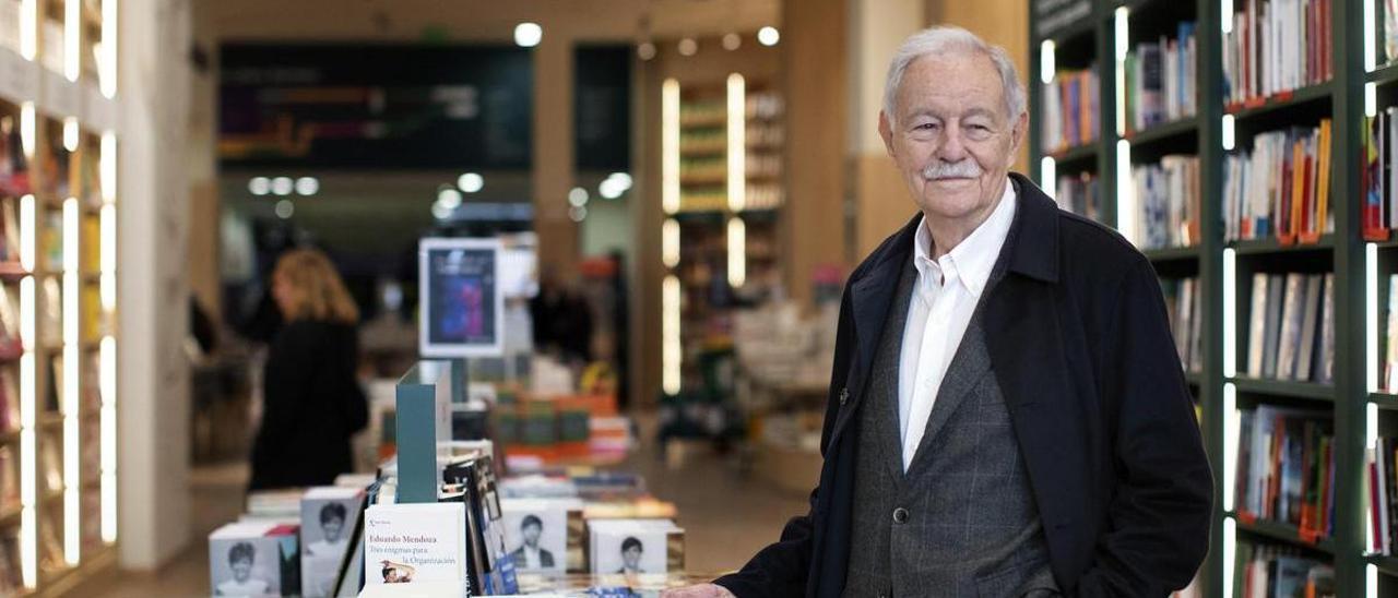 El escritor Eduardo Mendoza, con su nueva novela, el día de su presentación.