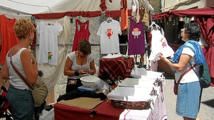 Una parada de roba en un mercat d&#039;artesania celebrat a Llívia