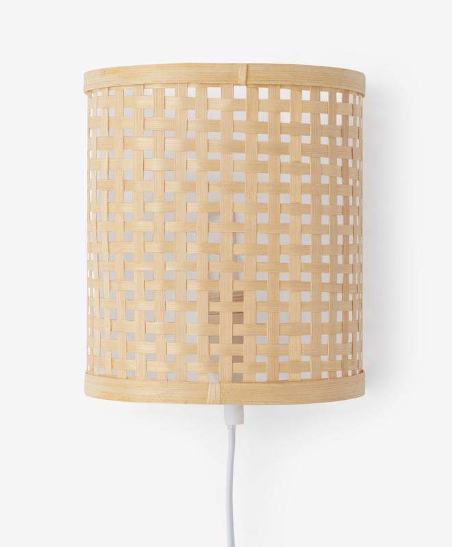 Una lámpara de pared de bambú