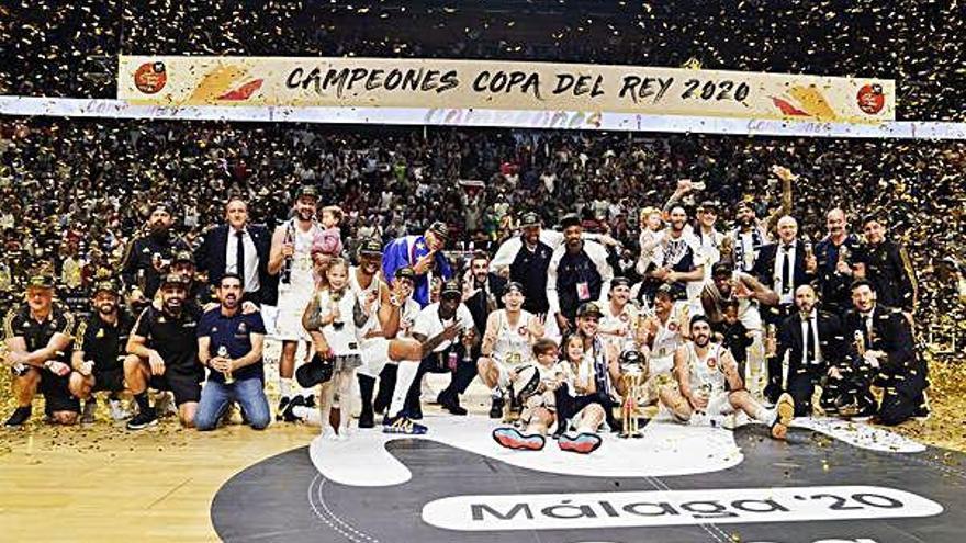 La plantilla del Madrid posa con el trofeo de la Copa del Rey tras imponerse en la final disputada en el Martín Carpena al Unicaja de Málaga.